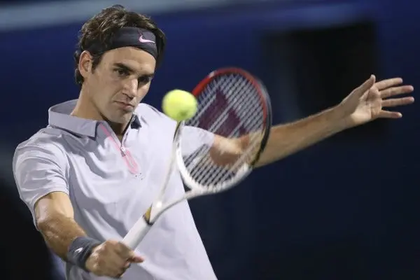 Federer sufre para avanzar a la segunda ronda en Dubai