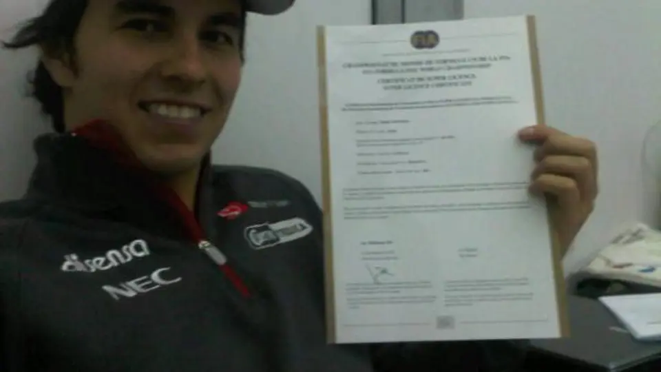 Checo Pérez presume su Súper Licencia