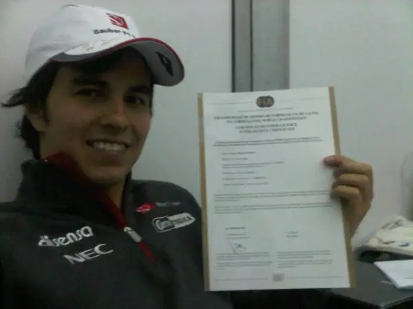 Checo Pérez presume su Súper Licencia