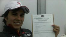 Checo Pérez presume su Súper Licencia