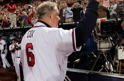 Bravos retirarán número de Cox