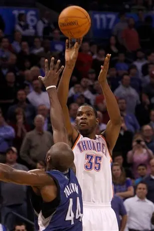 Durant impulsa al Thunder a vencer 117-107 a Minnesota