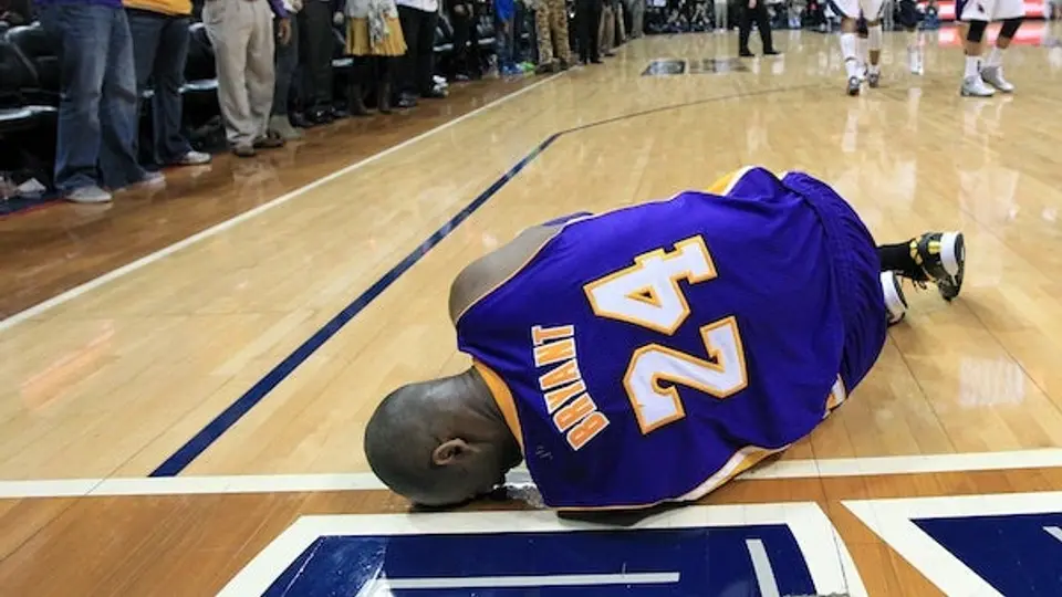 Kobe Bryant culpa a Dahntay Jones por su lesión