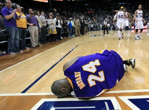 Kobe Bryant culpa a Dahntay Jones por su lesión