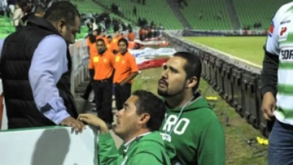Explota la violencia entre hinchas rayados y policía
