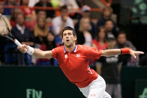 Djokovic le da ventaja a Serbia en la Copa Davis