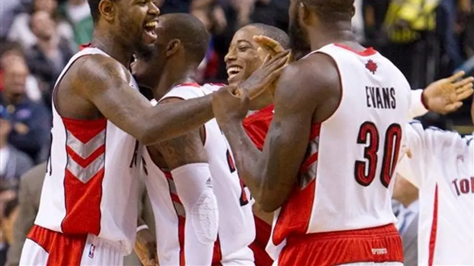 Toronto sorprende a Boston con gran actuación de Bargnani
