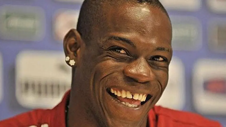 Multarán a Balotelli por fumar en tren del AC Milan