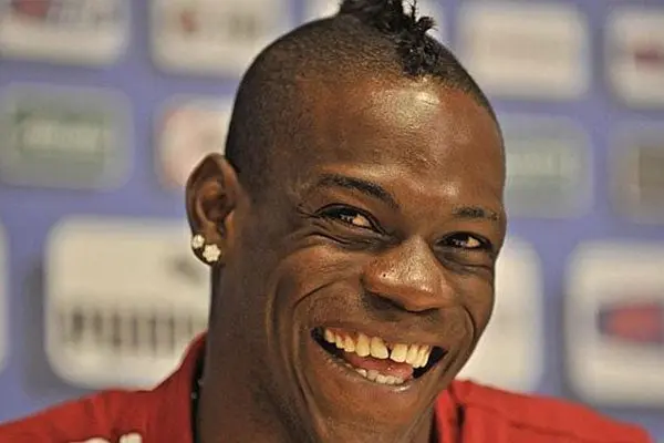 Multarán a Balotelli por fumar en tren del AC Milan