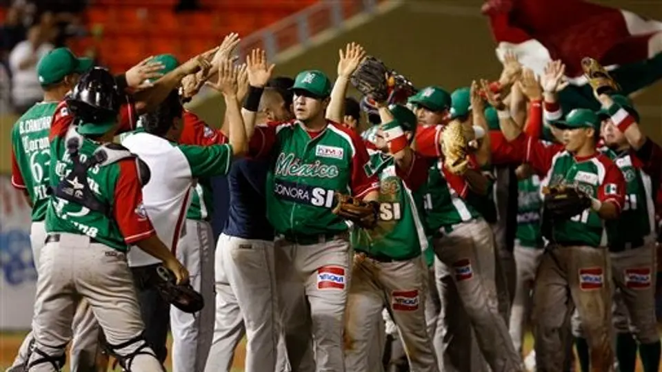 México remonta y es líder de la Serie del Caribe