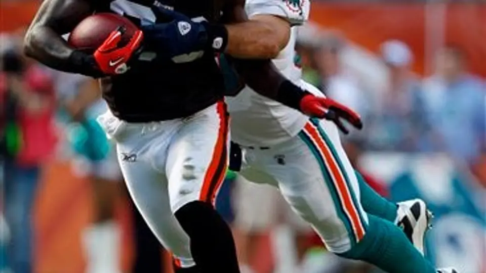 Dawson rompe paternidad de Delfines; Cleveland vence 13-10 a Miami