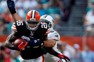 Dawson rompe paternidad de Delfines; Cleveland vence 13-10 a Miami