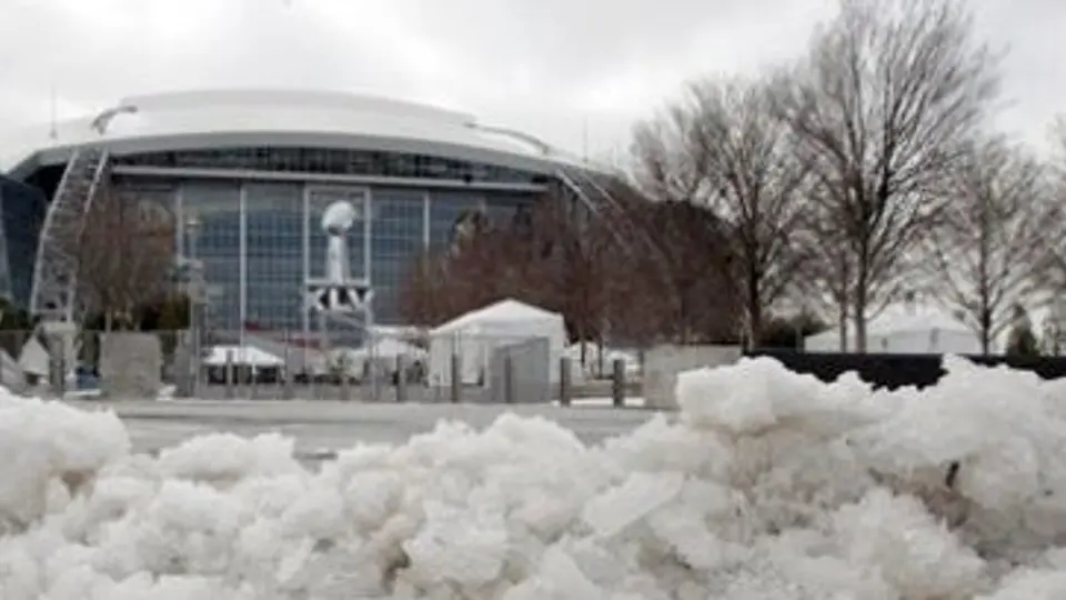 Siete lesionados por caída de hielo del techo del Cowboys Stadium