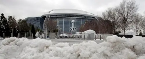 Siete lesionados por caída de hielo del techo del Cowboys Stadium