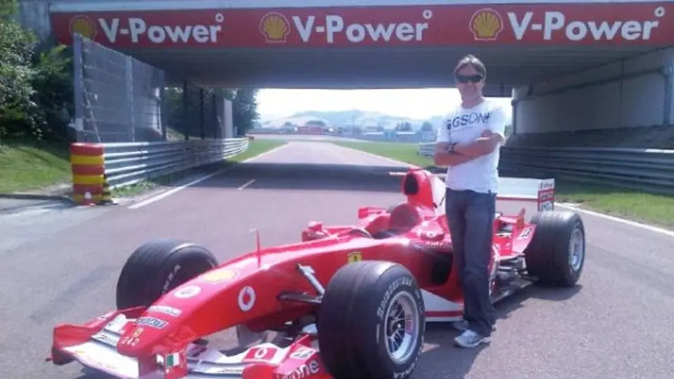 Adrián Fernández cumple su sueño y maneja un F1