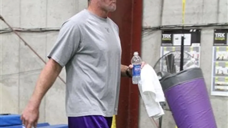 A pesar de tener dos fracturas, Favre no descarta jugar ante Patriotas