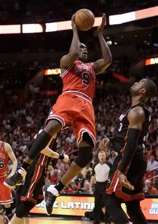 Rose y Deng encabezan a los Bulls en triunfo ante el Heat 87-86