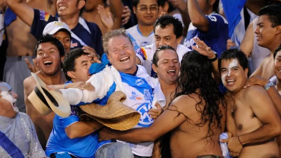 Henaine avisa que en mayo se llevará al Puebla a otra plaza