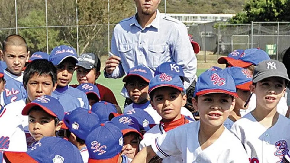 Convive Joakim Soria con peloteritos