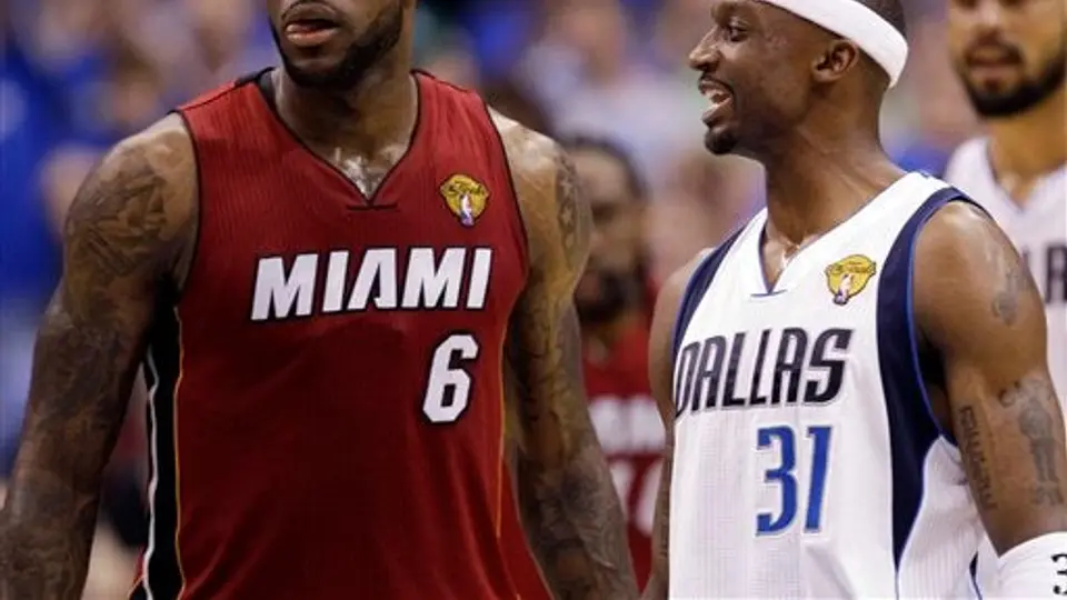 Mavericks derrota 86-83 al Heat y empata la serie