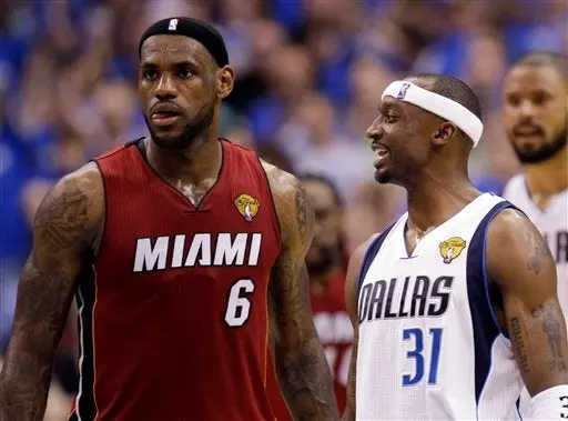 Mavericks derrota 86-83 al Heat y empata la serie