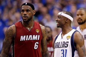 Mavericks derrota 86-83 al Heat y empata la serie