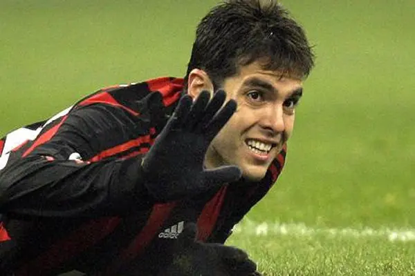 Kaká se coronó campeón de la Serie A en el 2004 con el Milan | AP