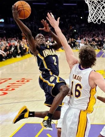 Hibbert enmudece al Staples Center; Pacers vence 95-92 a Lakers