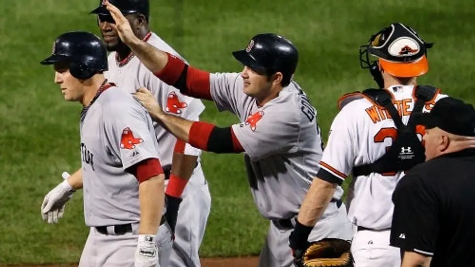 Boston vence 8-7 a Baltimore y mantiene lucha por el comodín