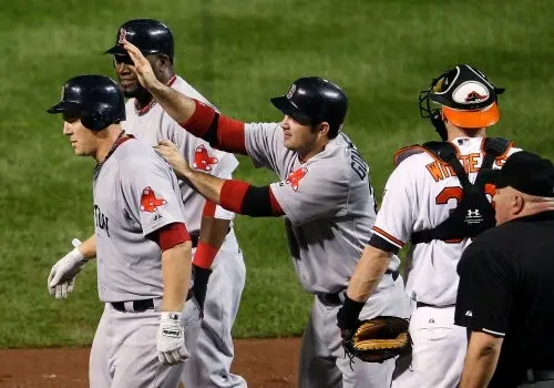 Boston vence 8-7 a Baltimore y mantiene lucha por el comodín