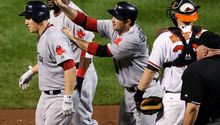 Boston vence 8-7 a Baltimore y mantiene lucha por el comodín