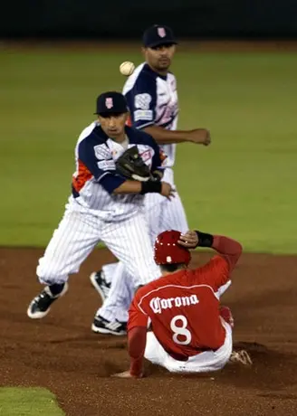 Tigres vence 8-2 a Diablos y se lleva el primero