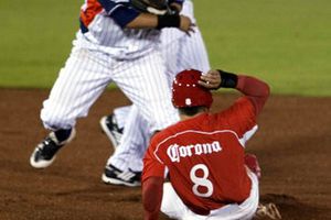 Tigres vence 8-2 a Diablos y se lleva el primero