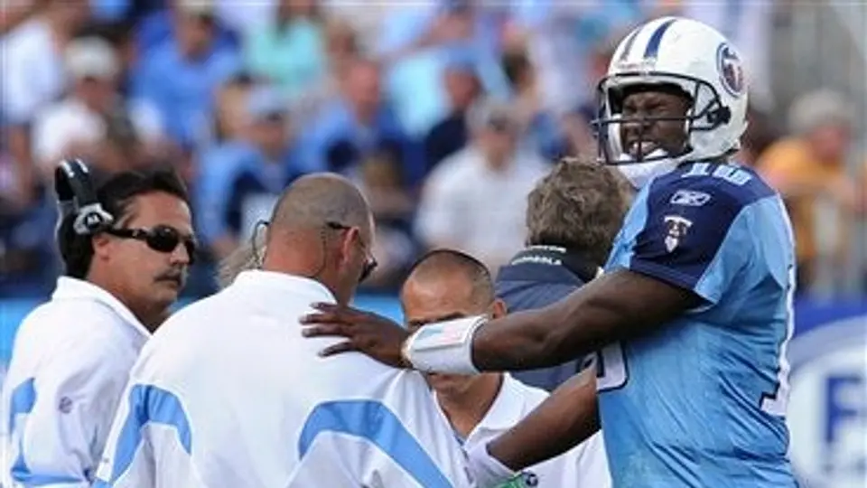 Vince Young, fuera el resto de la campaña por operación en un pulgar