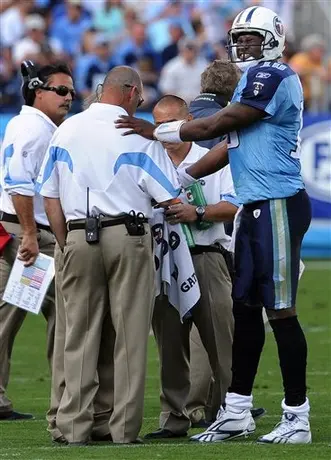 Vince Young, fuera el resto de la campaña por operación en un pulgar