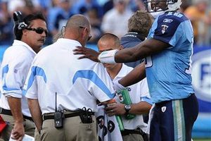 Vince Young, fuera el resto de la campaña por operación en un pulgar