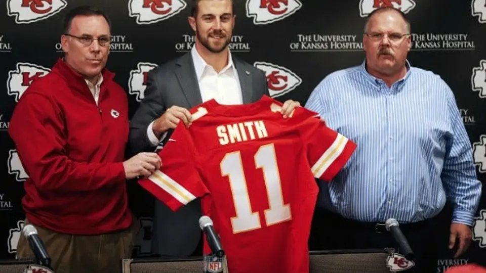 Alex Smith fue presentado con Kansas City