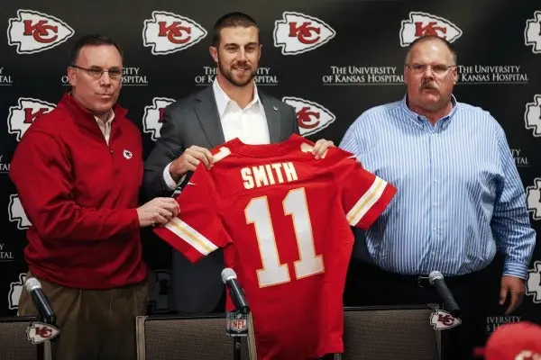 Alex Smith fue presentado con Kansas City