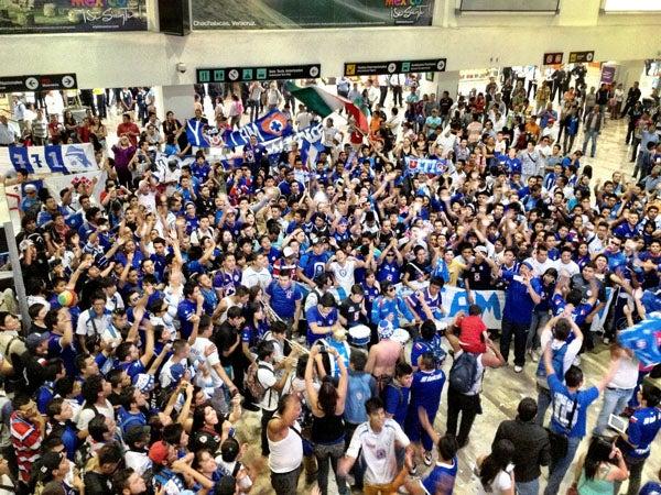 Una marea azul en el Aeropuerto | CÉSAR VICUÑA