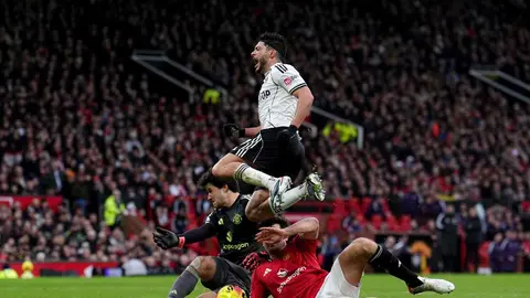 Raúl Jiménez en jugada ante Manchester United l AP