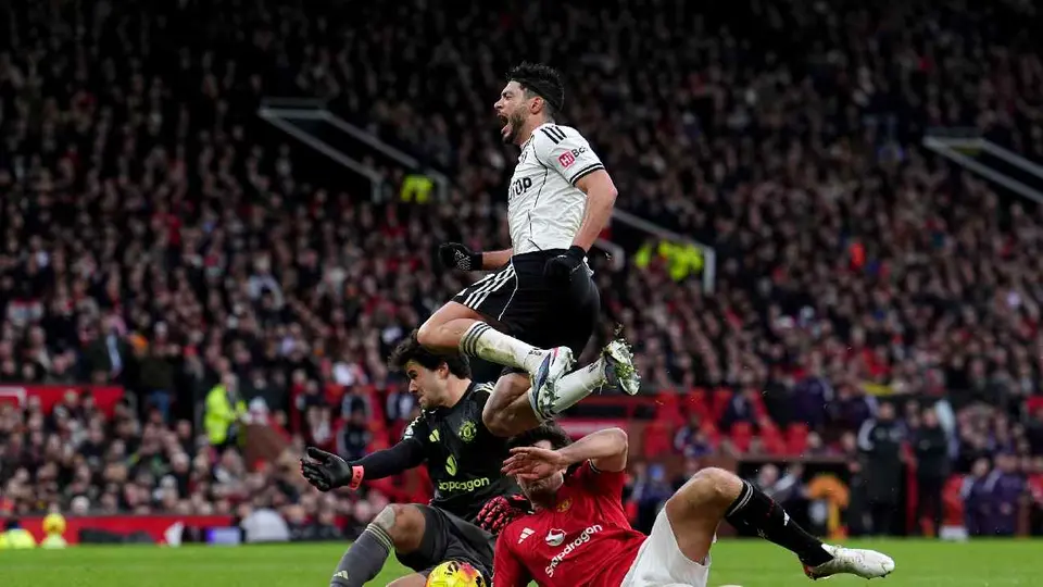Raúl Jiménez en jugada ante Manchester United l AP