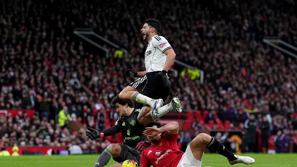 Raúl Jiménez en jugada ante Manchester United l AP