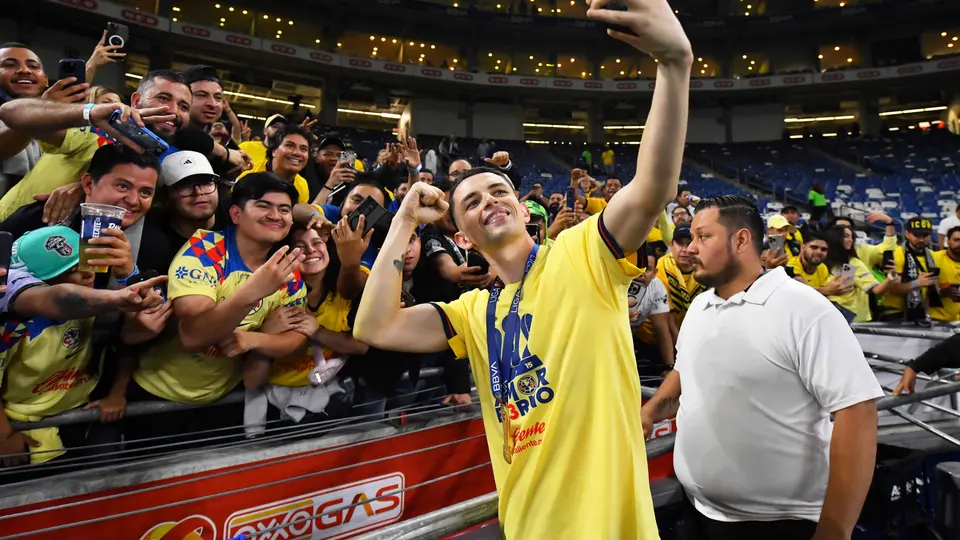 Fidalgo con la gente después de obtener el Tri ante Rayados | IMAGO7