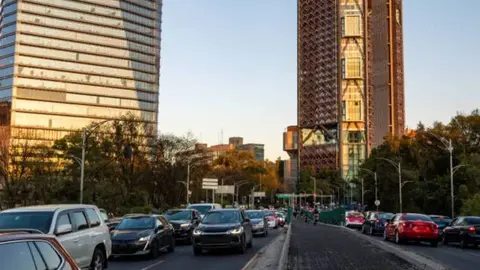 La multa por circular cuando no te toca es entre 2 mil 075 pesos a 3 mil 113 pesos. / iStock