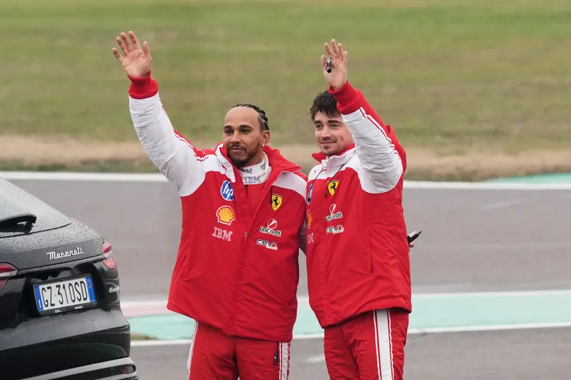 Hamilton y Charles Leclerc en el shakedown de Ferrari en Fiorano | AP