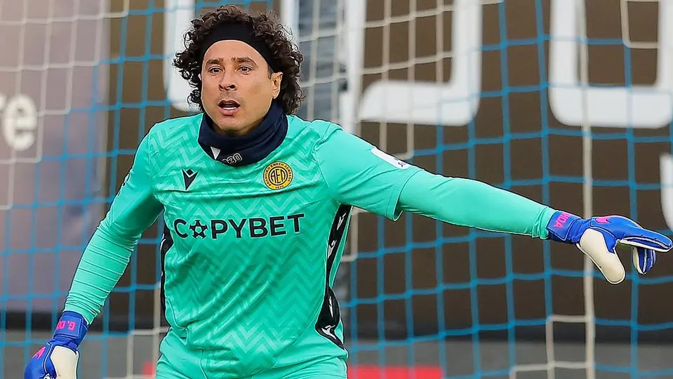 Guillermo Ochoa sigue en la titularidad de su equipo | IG: @yosoy8a