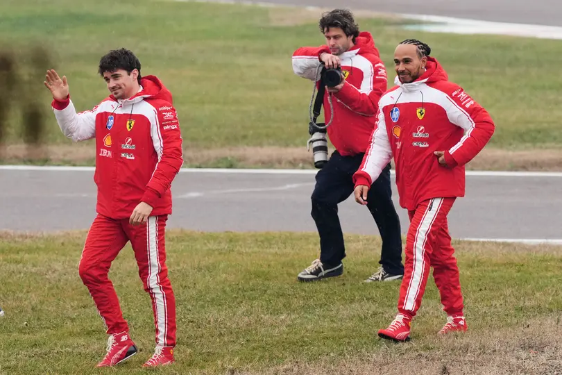 Charles Leclerc y Lewis Hamilton durante el shakedown que Ferrari realizó en Fiorano hace un par de semanas | AP