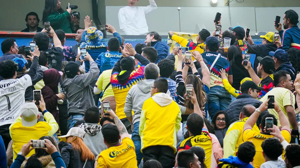 Fidalgo en las tribunas del Estadio Ciudad de los Deportes con la afición de América | IMAGO 7