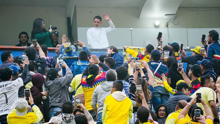 Fidalgo en las tribunas del Estadio Ciudad de los Deportes con la afición de América | IMAGO 7