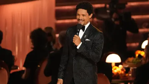 El presentador de los Grammys Trevor Noah lanzó una broma contra Donald Trump/AP
